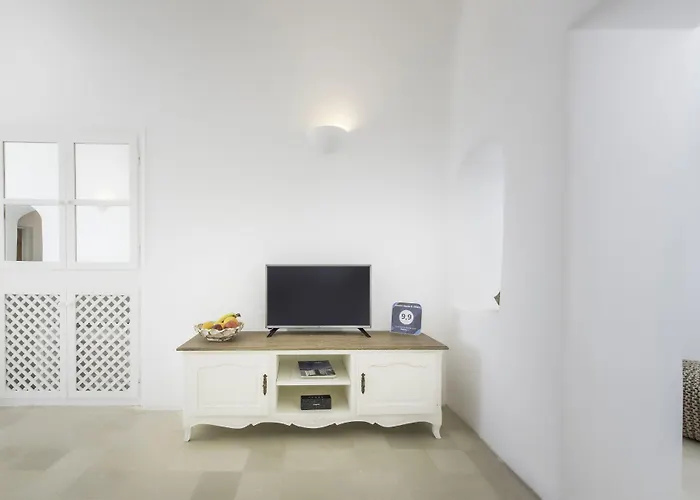 Oia (Santorini) Cabin Rentals