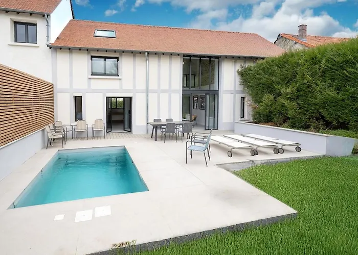 Magny-le-Hongre Cabin Rentals
